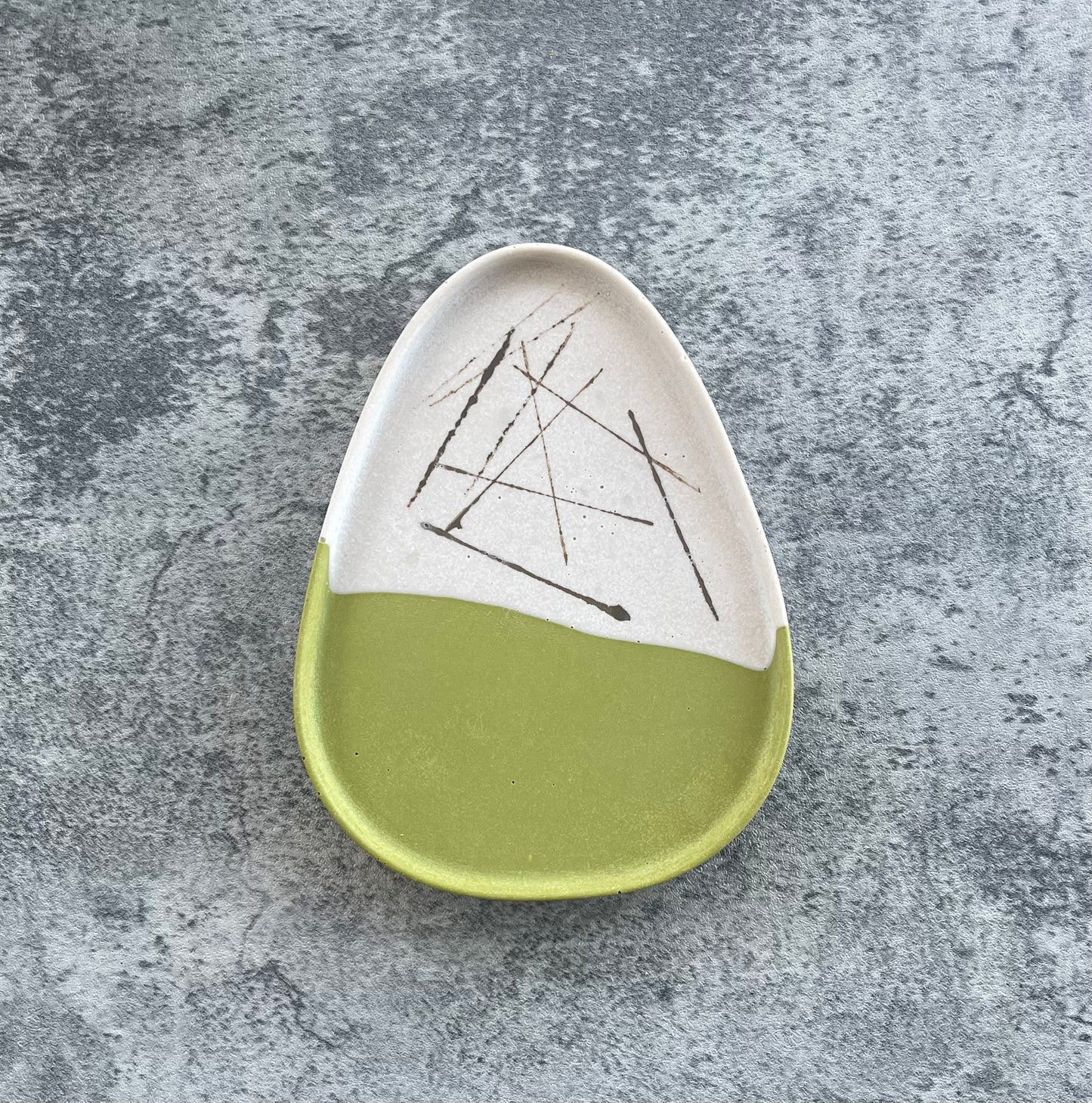 Medium Triangle Tray | Off White & Green