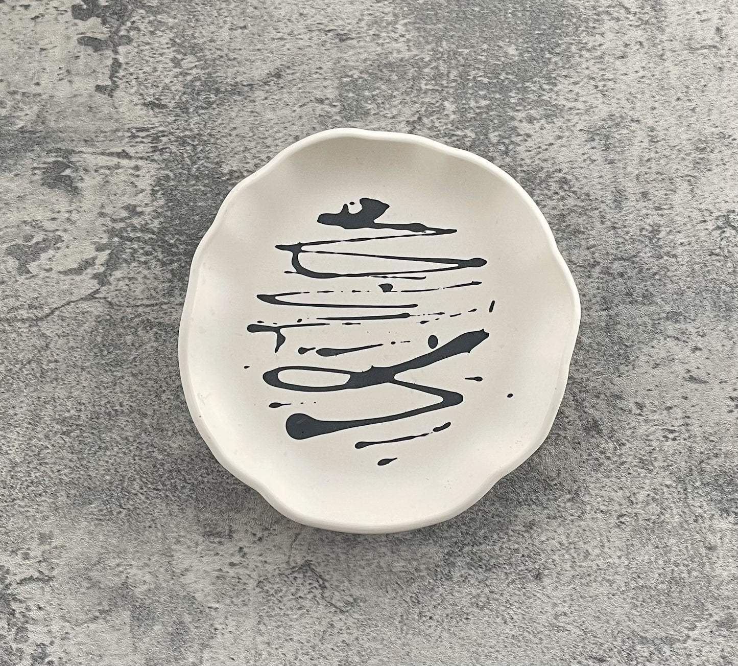 Round Accent Dish | Off White & Black