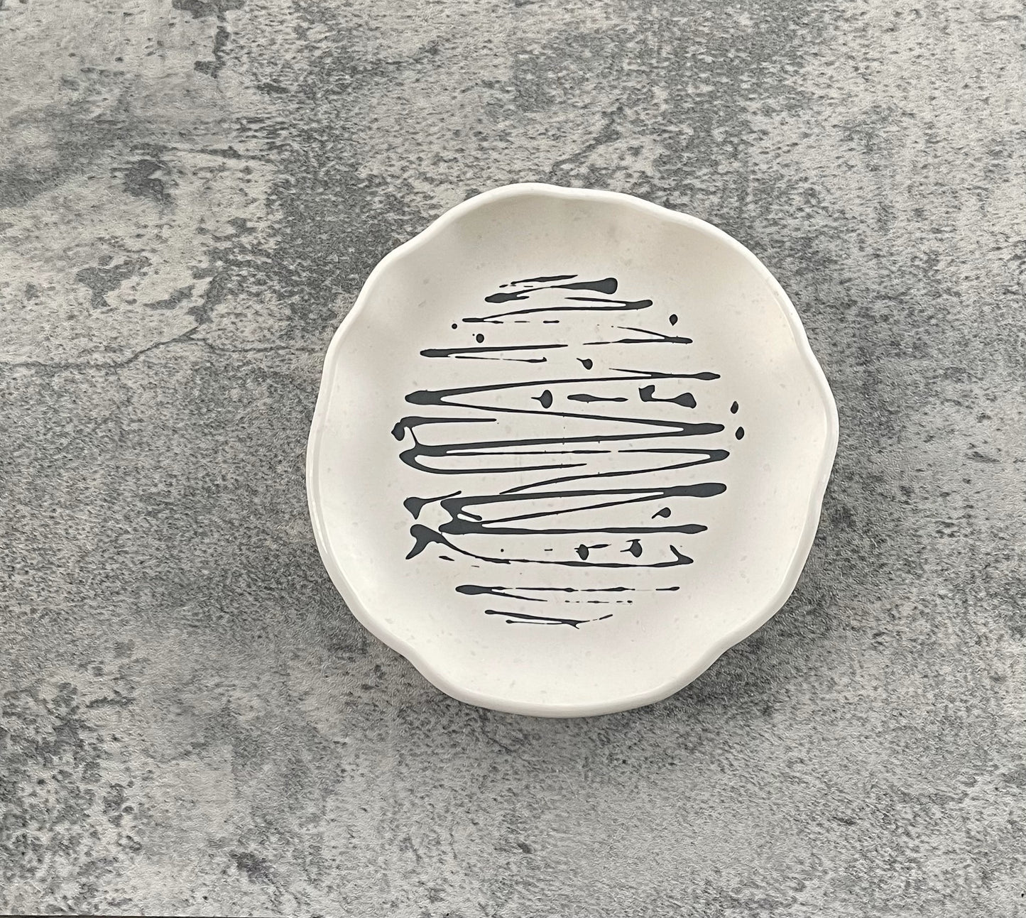 Round Accent Dish | Off White & Black II