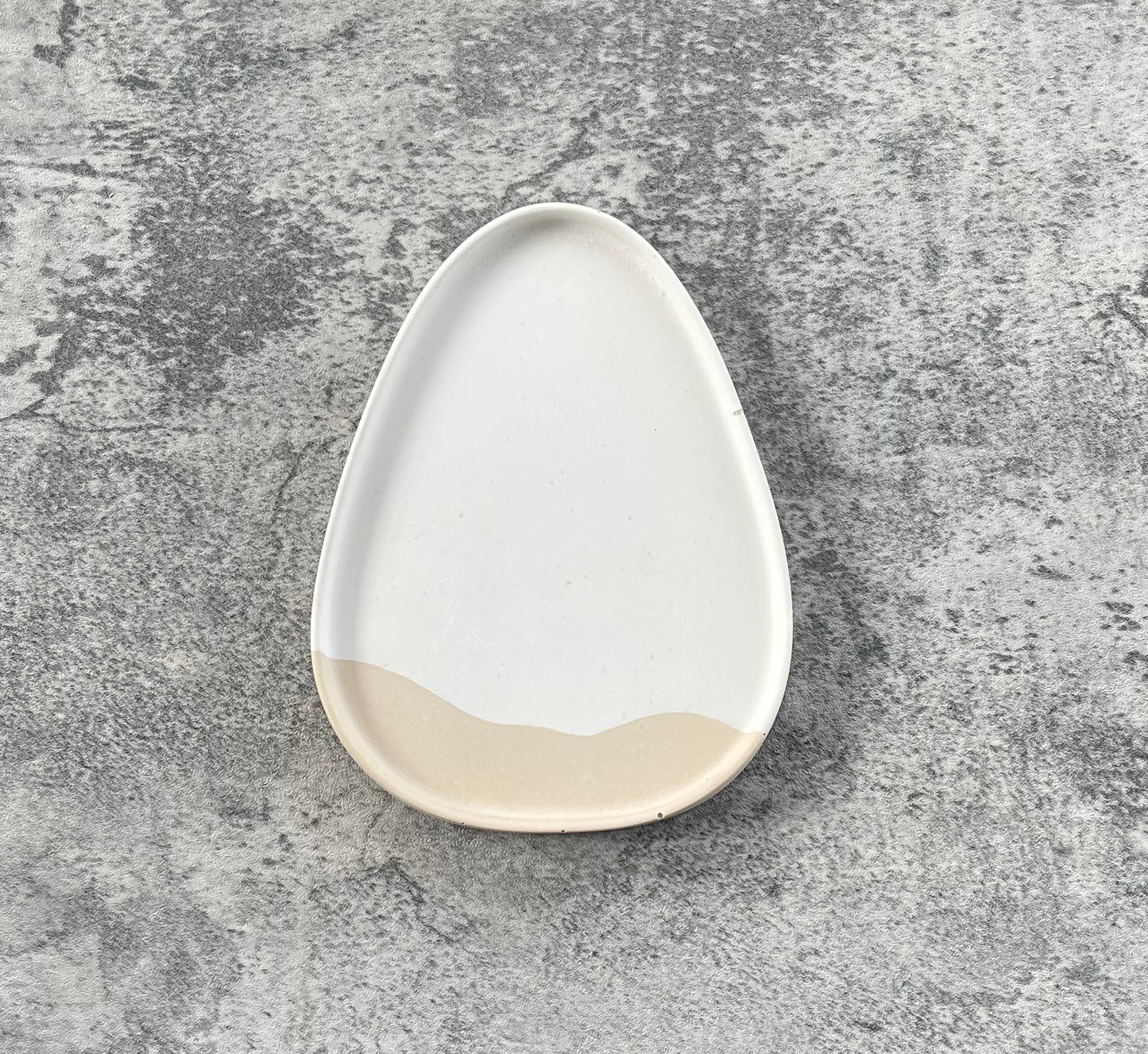 Medium Triangle Tray | Off White & Tan
