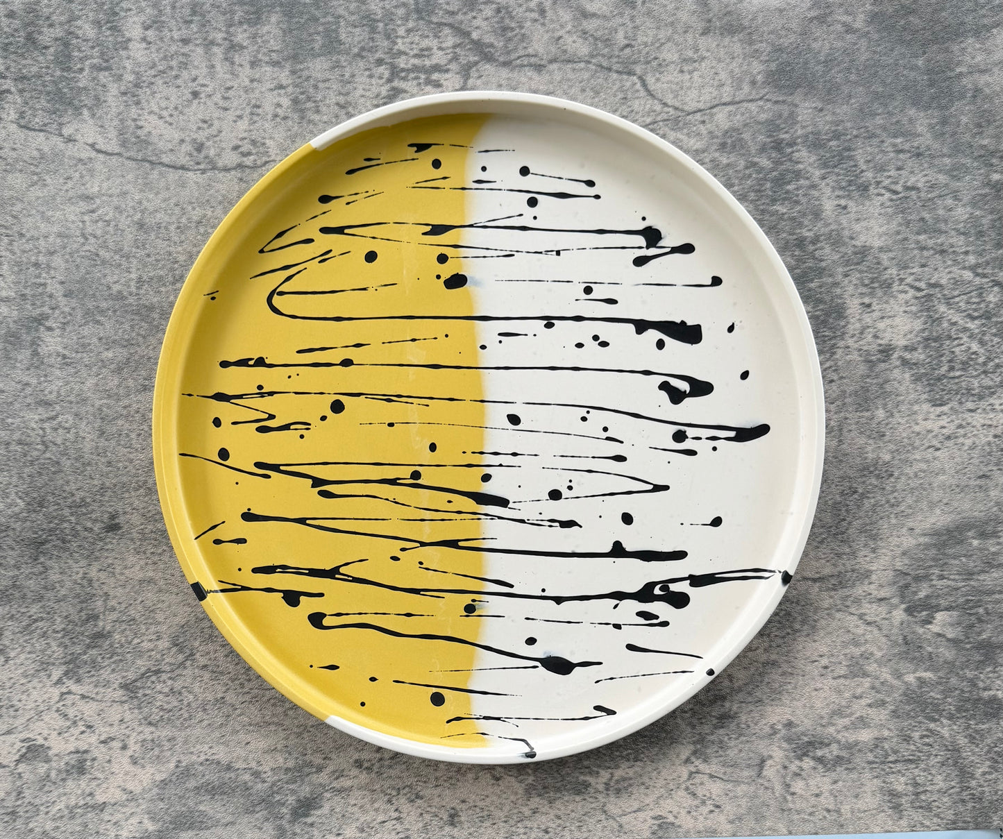 Large Circle Accent Tray | White, Yellow-Green, Black
